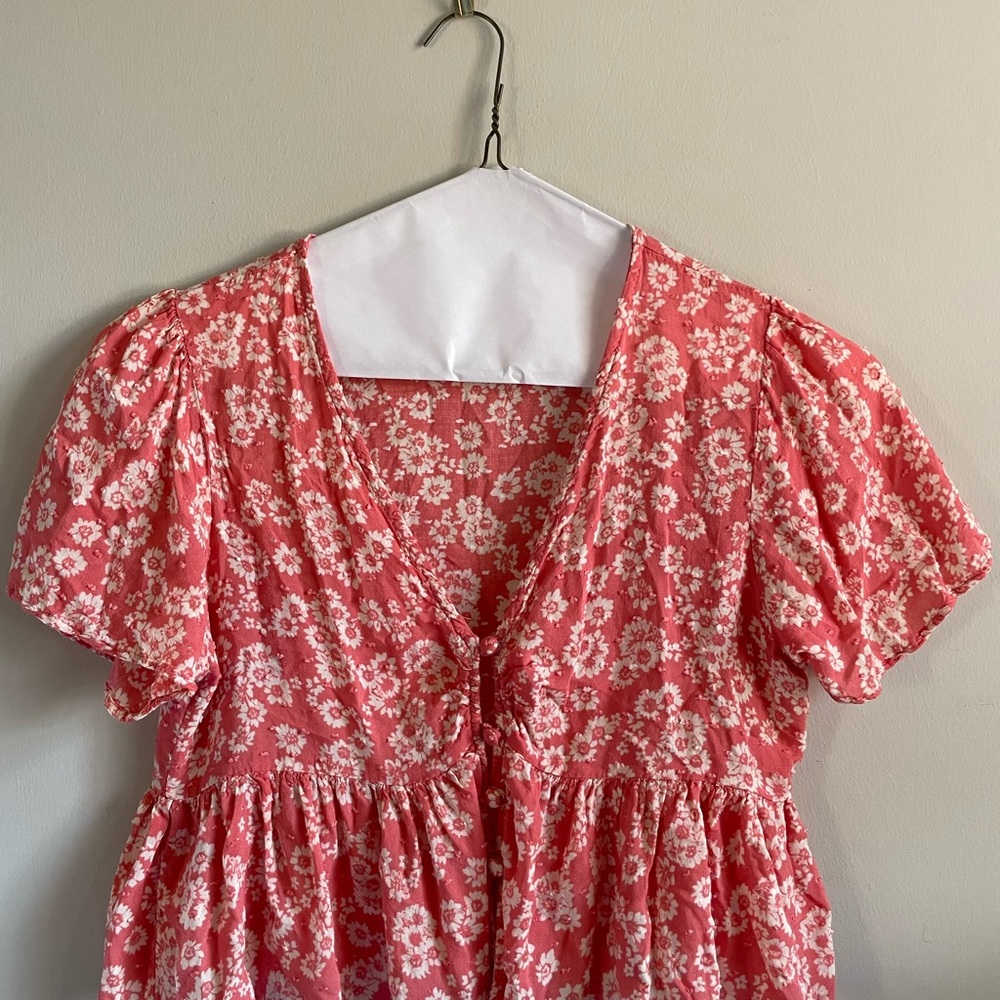 Altar’d State Salmon-colored blouse with white flower print Size Large